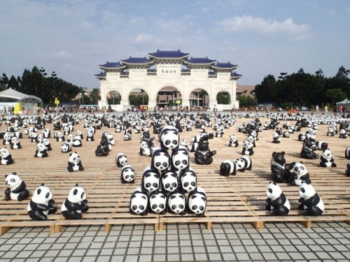 Papier-mache-Pandas-in-Hong-Kong6-640x480
