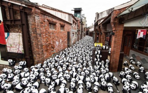 Papier-mache-Pandas-in-Hong-Kong9-640x401